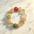 Buntes Naturkristall-Perlenarmband mit rosa, gelben und grünen Edelsteinen - Bunter Rundperlen-Stil mit Quadratischem Rosenquarz (款19)