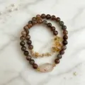 Exklusives Naturquarz-Perlenarmband mit Citrin und Goldakzenten auf Marmorhintergrund - Rutilquarz-Stil mit Sternanhänger (Stil 34)