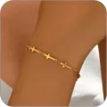 Nahaufnahme eines minimalistisch vergoldeten Armbands mit kleinen Kreuzanhängern am Handgelenk. - Goldene Kreuz Multi-Element-Kette
