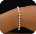 Nahaufnahme eines eleganten Perlenarmbands mit goldenem Kreuzanhänger am Handgelenk - Goldene Kreuz Künstliche Perle Perlen