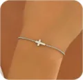 Detailansicht eines silbernen Armbands mit horizontalem Kreuzanhänger am Handgelenk - Silber Seitwärts Kreuz Venezianerkette