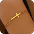 Detailansicht eines minimalistischen goldfarbenen Doppelkettenarmbands mit Kreuz - Goldene Seitwärts Kreuz Doppellette