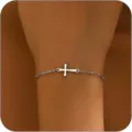 Detailansicht eines minimalistischen silbernen Armbands mit seitlichem Kreuz am Handgelenk - Silber Seitwärts Kreuz Mit Perlen