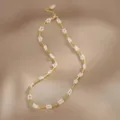Elegante vergoldete Halskette im französischen Stil mit weißen Perlenblüten auf Satin - Blumenkette (TAT-860-1)