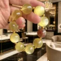 Makroansicht eines natürlichen Lepidolith-Armbands mit durchscheinenden Eisperlen. - Rötlich-Braune Mittelperle Stil (Stil 6)