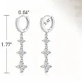 Versilberte Tropfenohrringe mit vierblättrigen Blumen und Zirkonia, 1,77 Zoll Gesamtlänge - Dreifach-Blumen-Hänger-Stil / Lang Silber