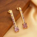 Nahaufnahme der Goldstab-Ohrringe mit eleganten lila quadratischen Zirkonia - Langer Balken Dunkelvioletter Zirkonia Stil (Stil 5)