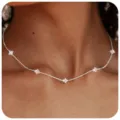 Detailansicht einer exquisiten silbernen Halskette mit funkelnden Blumenanhängern. - Stil 4 Silber