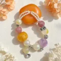 Detailansicht eines wunderschönen Edelstein-Kristallarmbands mit Perlen und Silberelementen. - Mehrfarbiger Kristall Perle Ginkgo (Stil 23)