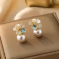 Edle Blumen-Perlenohrringe mit blauen Zirkoniasteinen im hochwertigen Gold-Finish - Manta Rose Blume Perle Ohrringe