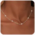 Nahaufnahme einer minimalistischen Silberkette mit fünf eingefassten Zirkonia-Steinen. - Stil 3 Silber