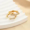 Detailansicht eleganter goldener Creolen im Bambus-Design mit funkelndem Zirkonia-Besatz - Bambus Gelenk Weißer Zirkonia Stil (Stil 7)