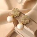 Elegante goldfarbene Blumenohrringe mit Zirkoniasteinen und Champagner-Perlen für Frauen - Kamelienperlen-Ohrringe