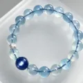 Elegantes Natur-Aquamarin-Kristallarmband mit einer dunkelblauen Akzentperle für Damen - Aquamarin Runde Perle Stil (TA-BR-2210)