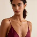Elegante goldene Y-Halskette mit Tropfenanhängern, an einem weiblichen Model präsentiert - Runder Wassertropfen Strass Lariat Stil (x869) / Gold