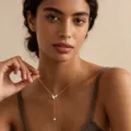 Elegante 14K vergoldete Y-Halskette mit Zirkonia-Blattanhängern am Modell getragen - Blattförmiger Stil (x895) / Gold