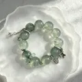 Elegantes grünes Quarz-Perlenarmband mit Vintage-Silberanhängern und Blumenanhänger. - Blassgrüner Rutilquarz (Stil 8)