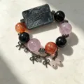 Naturstein-Perlenarmband mit schwarz gravierter Plakette und Schleifenanhängern - Retro Schwarze Schleife (Stil 12)