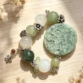 Handgefertigtes Naturstein-Armband mit Jade-Anhänger und silbernen Details für Damen - Chinesisches Retro-geprägtes Jade (Stil 17)