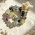 Natur-Kristallarmband mit silbernen Blumenelementen und einer farbenfrohen Quaste - Mehrfarbige Verlaufsquaste (Stil 19)