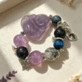 Natürliches Edelstein-Kristallarmband mit lila Buddha-Anhänger und Charms - Lila Maitreya-Buddha (Stil 20)