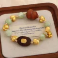 Elegantes Sandelholz-Perlenarmband mit grünen Jade-Steinen und goldenen Herzakzenten - Jade-Kürbis-Reichtum-Stil / Hellgrün