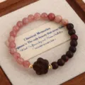 Dekoratives Armband aus natürlichem Erdbeerkristall und Sandelholz mit Holzblumen - Rosa