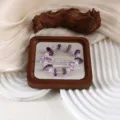 Nahaufnahme eines natürlichen Amethyst- und Bergkristall-Armbands auf Holztablett - Unregelmäßiges Amethyst Bergkristall Armband
