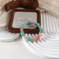 Makrodetail eines Armbandes aus natürlichem Amazonit und Kirschblütenachat Steinen - Amazonit und Sakura Achat Kombination Armband / 10mm Zylinderperlen