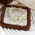 Elegantes handgefertigtes Kristallperlenarmband mit Schneeflocken- und Schmetterlingsanhänger - Schmetterling-Stil / Gelb