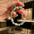 Armband aus natürlichem Amazonit und rosa Steinen mit Goldakzenten - Rhodonit und Amazonit Colorblock Armband (Stil 2) / 10mm Rundperlen Kombi