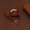 Elegantes Armband aus natürlichen Perlen und rotem Achat mit goldener verstellbarer Kette - Muschelperle Roter Achat