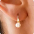 Elegante goldene Ohrhänger mit weißen Perlen, ideal für Hochzeiten oder Partys. - Stil 5 / Gold