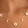Filigrane goldene Choker-Halskette mit zarten weißen Perlenblumen und Perlenanhängern. - Florale Perle mit Tautropfenanhänger (Stil 3)