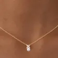 Elegante Goldkette mit einem Blumen-Kristall-Anhänger und einer runden weißen Kunstperle - Vierblättrige Strassblume mit Perle (Stil 4)