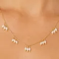 Elegante goldene Choker-Halskette mit weißen Tropfenperlen an einer feinen Kette - Mehrere Tautropfenperlen Quasten (Stil 5)