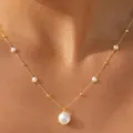 Elegante goldene Kette mit weißen Kunstperlenanhänger am Hals einer Frau, Geschenk - Feine Perlenkette mit Hauptperle (Stil 6)