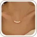 Elegante goldfarbene Halskette mit fünf abgestuften cremefarbenen Perlenimitationen - Abgestufte Fünf Perlen Kette (Stil 4)