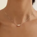 Minimalistische Perlenkette für Damen mit drei weißen Perlen an einer silbernen Kette - 3 Perlen Stil / Silber