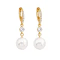 Elegante vergoldete Ohrhänger mit funkelnden Kristallen und großen weißen Perlen - Runder Strass Perle Lange Quaste Stil / Gold