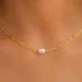 Elegante goldfarbene Büroklammerkette mit einer einzelnen weißen ovalen Perle für Damen - Büroklammerkette mit Ovaler Perle (Stil 8)