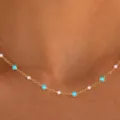 Eleganter minimalistischer Gold-Choker mit Türkissteinen und feinen weißen Perlen - Böhmische Türkisfarbene Perlen (Stil 9)