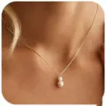 Elegante, 14K vergoldete Halskette mit doppeltem Glasperlenanhänger, an Model gezeigt. - Zwei Perlen / Gold