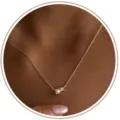 Elegante goldfarbene Halskette mit minimalistischer Perle und funkelndem Edelstein-Anhänger - Einzelne Perle Einzelner Strass Nebeneinander (Stil 8)