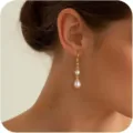 Elegante goldene Tropfenohrringe mit runden und tropfenförmigen Perlen am Modell. - Stil 7 / Gold