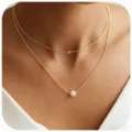14K vergoldete mehrlagige Halskette mit Glasperle und einem zarten Zirkonia-Anhänger. - Doppelschicht Perle Stil / Gold
