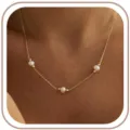 Elegante goldene Schlüsselbeinkette mit drei Kunstperlen an einem Modell. - Exquisite Drei Runde Perlen (Stil 10)