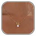 Elegante goldene Halskette mit Knebelverschluss und einzelnem weißem Perlenanhänger - OT-Verschluss Perlenanhänger (Stil 8) / Gold