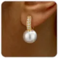 Elegante goldfarbene Creolen mit Pavé-Kristallen und einem großen weißen Perlenanhänger - Strass-Reifen Großer Perlen-Tropfenstil / Gold
