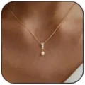 Elegante goldene Halskette mit künstlichem Perlenanhänger und funkelnden Kristallen. - Stil 3